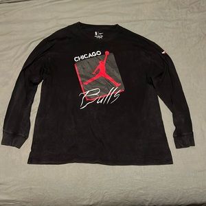 Chicago Bulls Statement Edition
Men's Jordan NBA Long-Sleeve T-Shirt DV5739-010